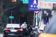 池州台当局这个单位的公车，给了狗了